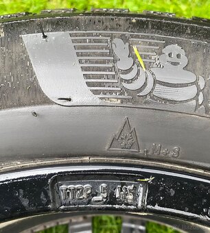 Predám sadu zimných pneumatík 5x108 215/55 R 16 - 7