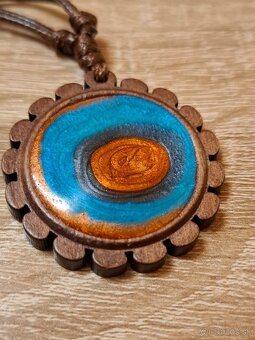 Drevené prívesky zo zivice - 7