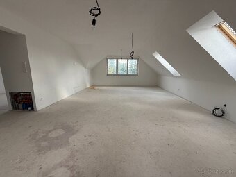 Na predaj 3-izbový podkrovný byt s loggiou v historickom cen - 7