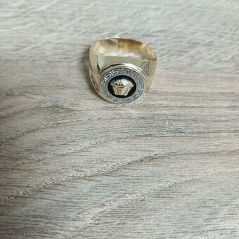 Zlatý pánsky prsteň Versace - 7