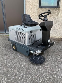 NILFISK SR 1100 Eco zametaci stroj motor benzín Honda+24V - 7