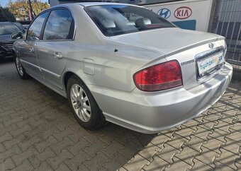 Hyundai Sonata 2.0-po kroupách,jinak TOP stav1 - 7