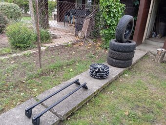 Letné a zimné pneumatiky na diskoch,puklice a strešný nosič - 7