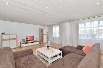 Rodinný dom s dvoma bytmi, 2 garáže, záhrada, bazén, DS - 7