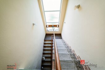 Na predaj poschodový rodinný dom so záhradou v Lučenci - 7