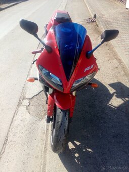 YAMAHA R1 - 7