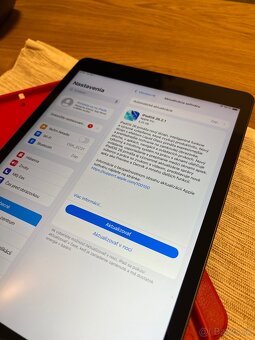 iPad 8 (2020) 32GB + stylus a obal ESR - 7