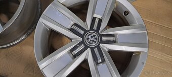 Predám 4ks originál alu disky Vw Transporter T5-6-17" - 7