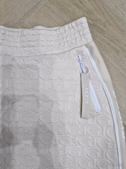 NOVE Guess logovany kremovy crop top, sukna, smotanova sukna - 7