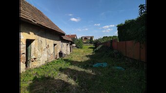 Na predaj starší rodinný dom s veľkou záhradou. - 7