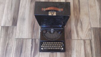 Prodám americký starožitní psací stroj Remington Portable . - 7