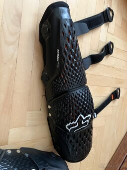 FOX chrániče kolien TITAN PRO D3O black - 7