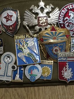 Sovietska lodička s vojenskými nášivkami a odznakmi - 7