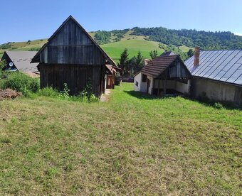 Veľkorysý pozemok so starším domom a garážou - 7