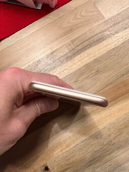 iPhone 8, 64GB v plne funkčnom stave - 7