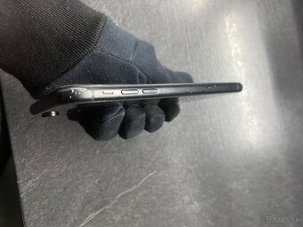 Iphone XR - 77% baterky - 7