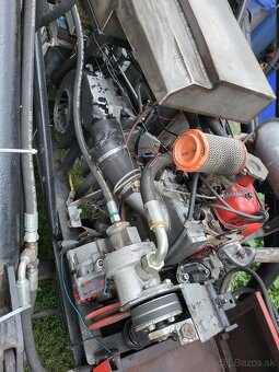 predám traktor s vlečkou, nakladačom,žeriavom a lyžinami - 7