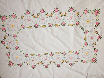 Nádherný biely bohato zdobený obrus, posiaty ružovými a žltý - 7