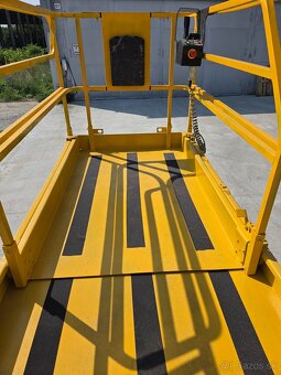 Nožnicová pracovná plošina Haulotte Compact 12 - 7