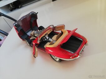 1:18 JAGUAR E type, cervena Bburago - 7