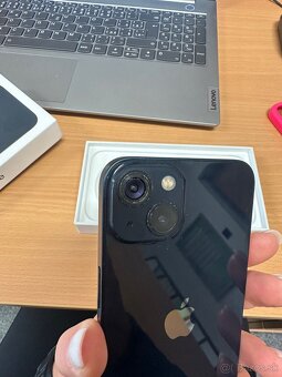 predám iPhone 13 128GB prasknuté sklo na fotoaparáte 0,5 - 7
