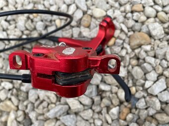 Predám nepoužívanu prednú hydraulicku brzdu na bicykel - 7