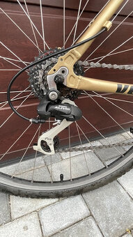 Predám cross trekový bicykel značky VEDORA. - 7
