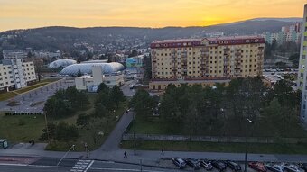 Exkluzívne - 3 izbový byt vo výbornej lokalite časti Dúbravk - 7