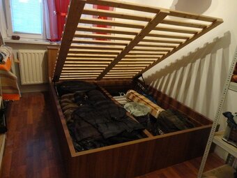 Spálňa drevená - posteľ, komoda, stolík - 7
