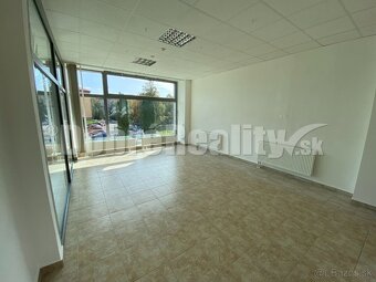 Na prenájom pekný obchodný priestor o rozlohe 250m2 v Rimav - 7