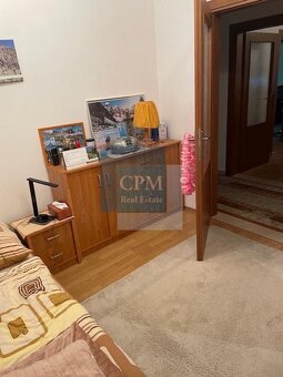 Priestranný 3-4 izbový apartmán s terasou, krbom a saunou v - 7