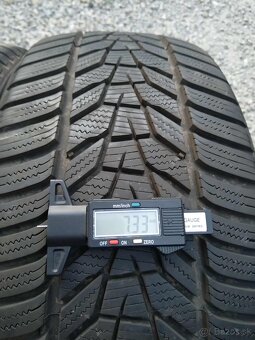 235/40 R 19  zimné. - 7