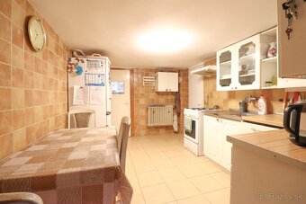 Príjemný rodinný dom v dobrej lokalite s veľkým dvorom - 7