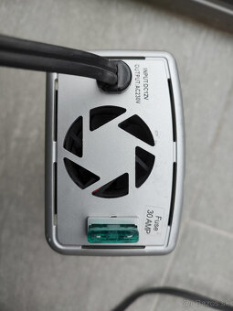 BELKIN menič napätia 12V/230V - 300W - 7