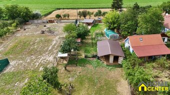 Znížená cena Priestranný pozemok so starším rodinným domo - 7