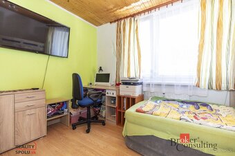 Priestranný 3-izbový byt s lodžiou a komorou, na začiatku Mo - 7