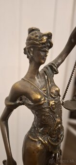 Justice bronz socha - 7