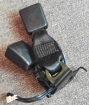 zámok zadného bezpečnostného pásu na BMW - 7