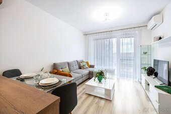 REZERVOVANÉ : Elegantný 2-izbový byt v projekte SLNEČNICE, F - 7