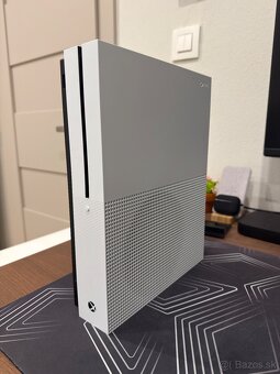 🎮 Xbox One S 1TB s SSD, 2 ovládače, FIFA 23, stojan – TOP s - 7