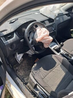 Rozpredám octavia 3, 1.6, 77kw, svetlá,dvere, motor, kufor - 7