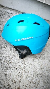 Predám lyžiarske detské prilby a paličky - 7