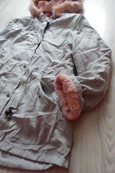 Šedá vetrovka s ružovou kožušinkou - 7