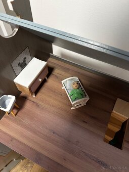 Dreveny domcek pre bábiky s prislusenstvom - 7