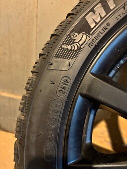 Predám čierne disky 5x100 R16 s pneumatikami Michelin Alpin - 7