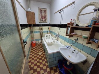 Starší 5 izbový RD v malebnej obci Čavoj so záhradou a... - 7