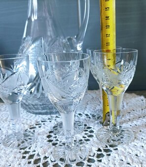 Krištáľové karafy + 4 ks poháre, džbán - 7