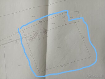 Budova s oploteným dvorom. - 7