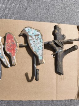 Predám nový kovový vešiak - 7