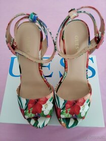 kvetinové sandálky značky Guess Garza - 7